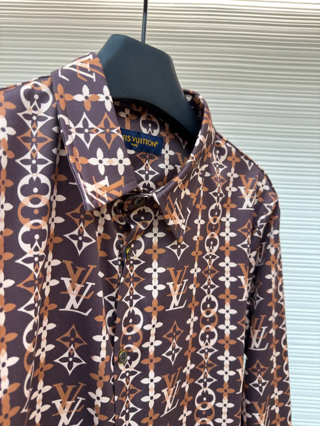 LOUIS VUITTON Overlap pattern printed long-sleeved mulberry silk shirt ●Original version: purchased and developed for 17000 ●Item number: 1682309-A60 ●Fabric: cotton fabric ●Technology: printing production ●Color: pattern ●Version: fitted version ●Weight: about 360 grams ●Size: S-M-L-XL ●Description: This Louis Vuitton all-over printed presbyopic shirt is made of high-count silk blended fabric. It is custom-woven and dyed to ensure the gloss and drape of the fabric while achieving precise coloring of the presbyopic pattern, with a color fastness of level five or above. The pattern printing uses digital direct printing combined with screen overprinting technology to accurately splice classic Monogram elements and geometric plaids. The alignment error of each LV logo and pattern is controlled within 0.5mm. The shirt pieces are laser cut and shaped, with no burrs on the edges and precise dimensions; the placket is made with hand-stitching technology, and the buttons are custom-made metal presbyopia buttons that fit perfectly with the fabric pattern. The double-needle hemming process on the shoulders and side seams improves wearability, and the collar has built-in elastic strips to prevent deformation after long-term wear. The overall stitch length is controlled at 8 stitches per centimeter, and the stitching is even and smooth, perfectly presenting the brand's high-end clothing technology standards. The overall wiring is straight and delicate, the fabric is comfortable and soft, and the color is consistent without color difference. It can be matched with the same style to create a fashionable look and control various occasions. Customized accessories, complete with three standards, same style for men and women!